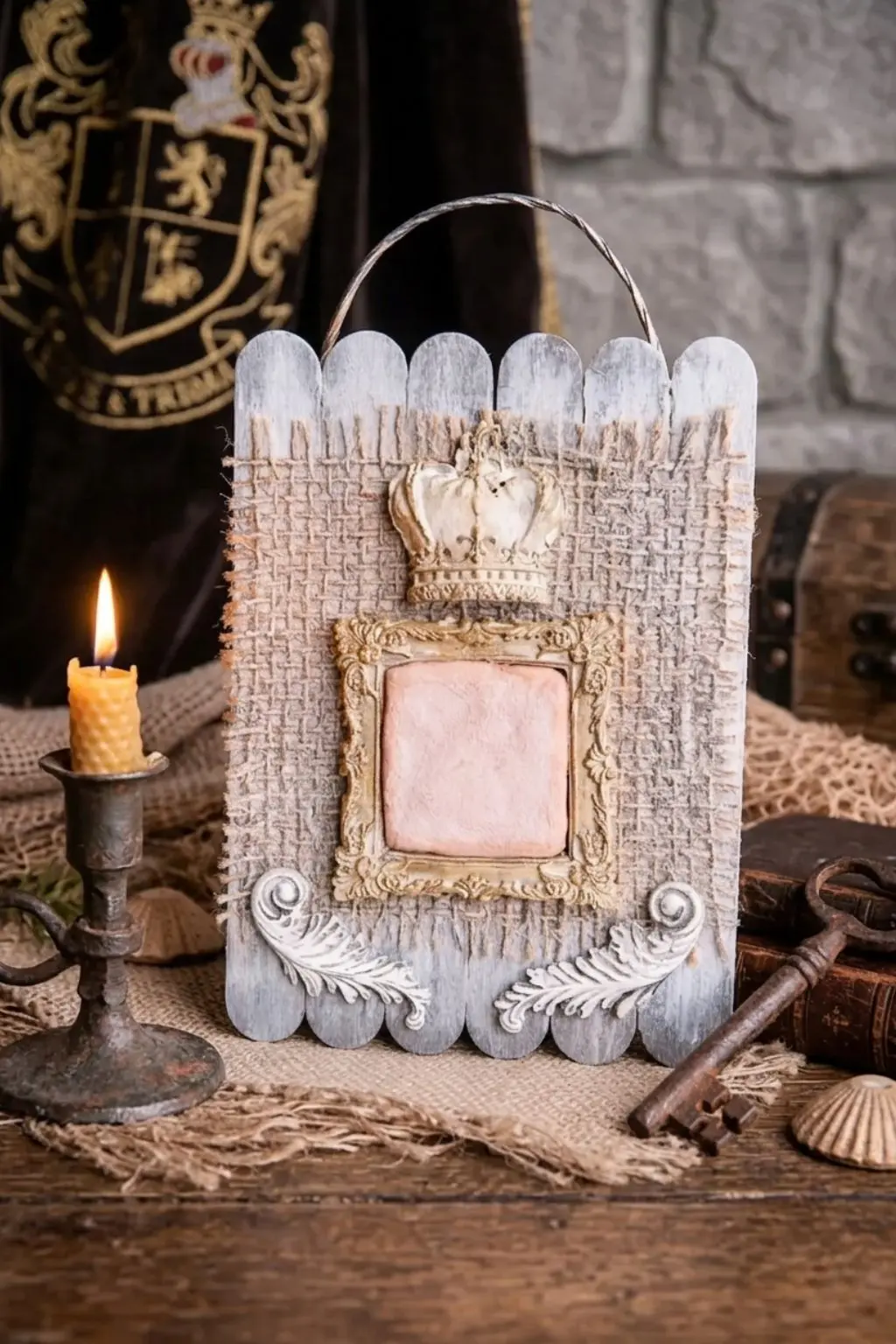 Shabby Chic Deko-Schild mit Krone