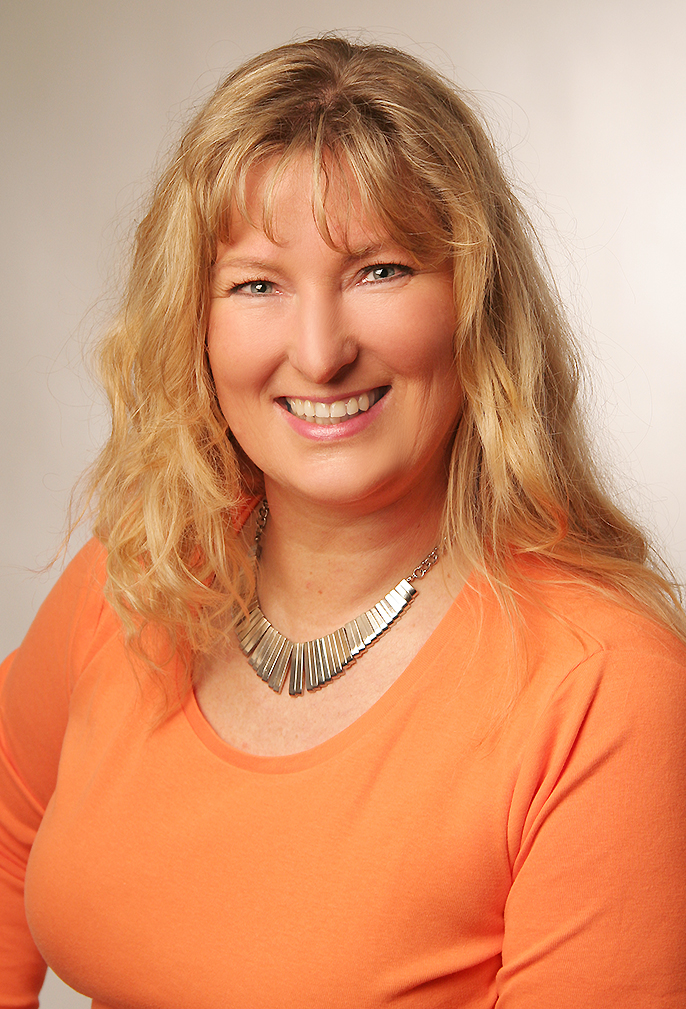 Susi Müller in orangefarbenen Shirt
