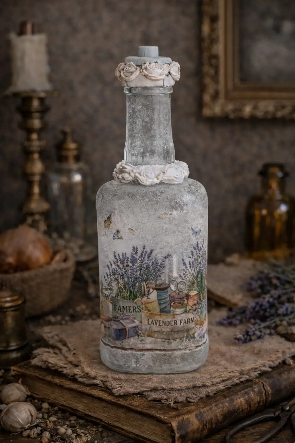 Antiker Flaschenzauber mit Lavendel – Detailansicht der matten Frost-Optik und silbrigen Akzente. Ein handgefertigtes Upcycling-Unikat im Shabby Chic Stil (Lieferung ohne Beleuchtung).