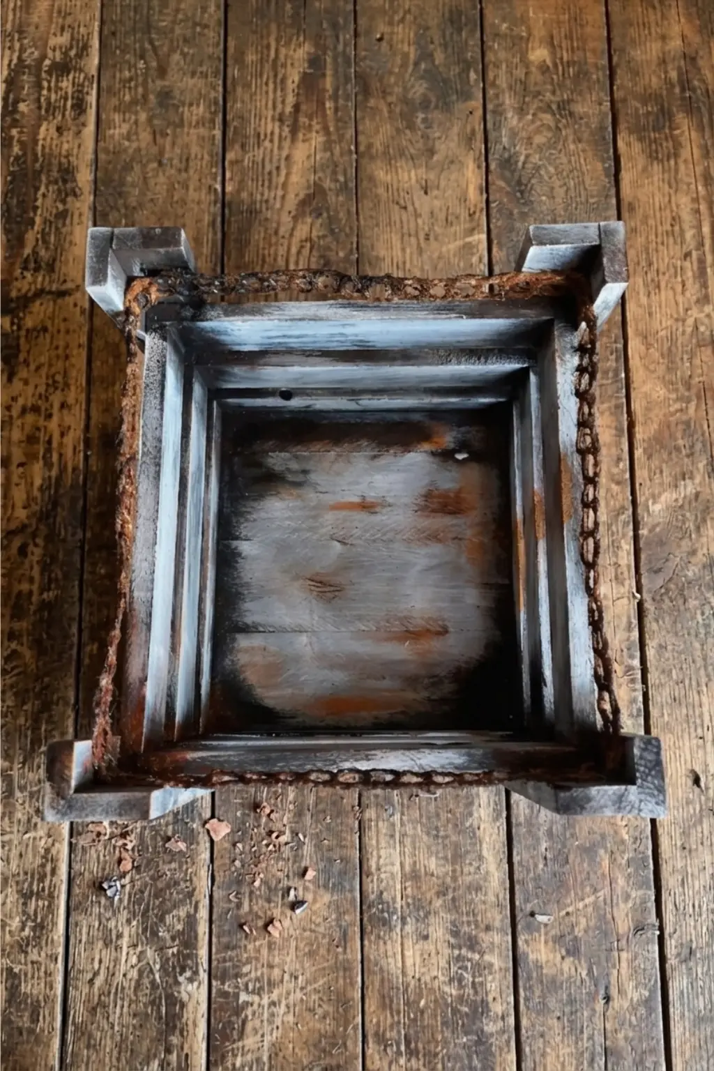 Blick in das Innere der handgefertigten Industrial-Holzkiste