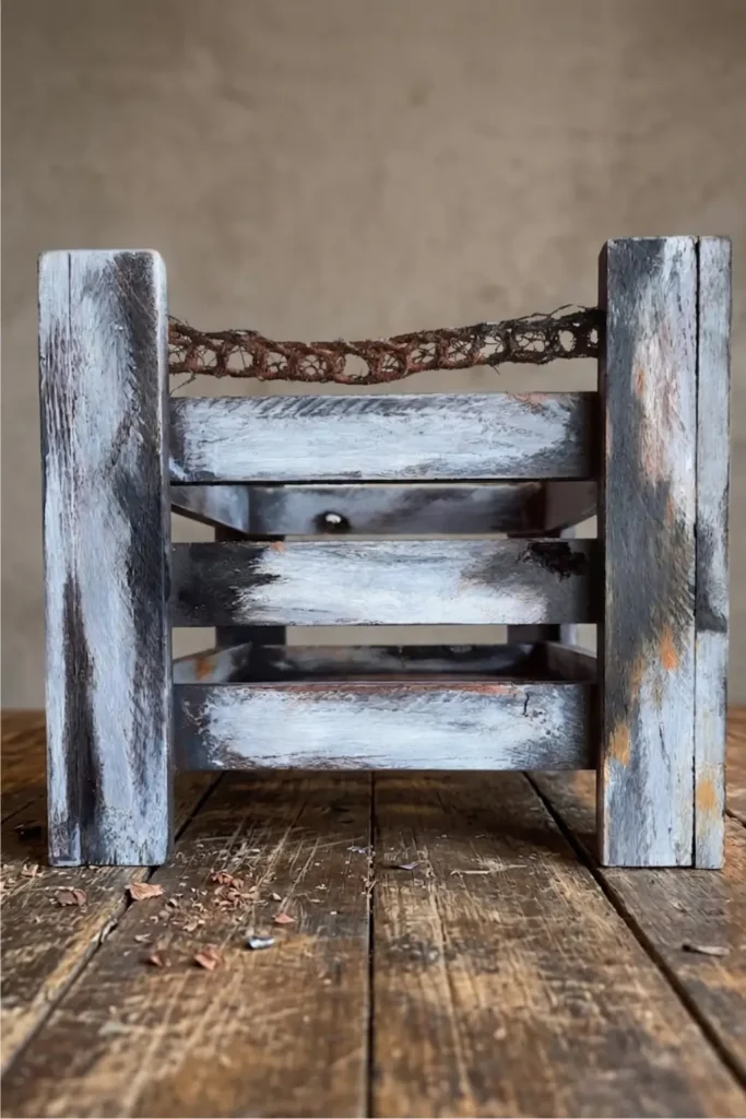Handgefertigte Industrial-Holzkiste im Used-Look in Grau mit Rosteffekt