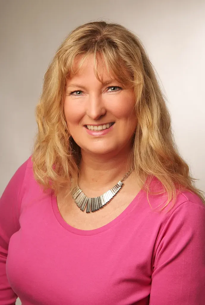 Susi Müller im pinkfarbenen T-Shirt